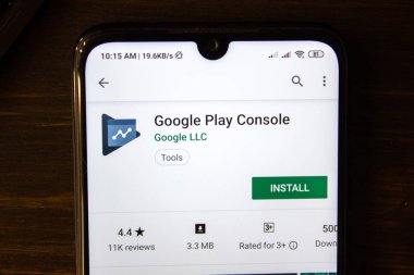 İvanovsk, Rusya-21 Temmuz 2019: Google Play Console uygulaması akıllı telefonun ekranında.