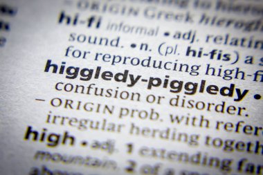 Sözlükte Higgledy-piggledy kelimesi.