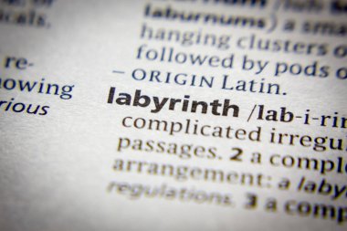 Sözlükte Sözcük veya tümcecik Labirent.