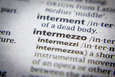 Sözlükte sözcük veya tümcecik Intermezzo.