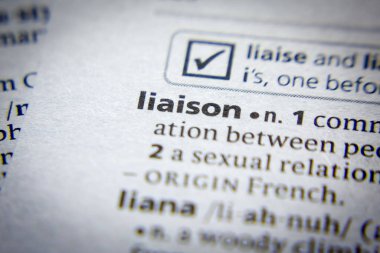 Sözlükte Sözcük veya tümcecik İrtibat.