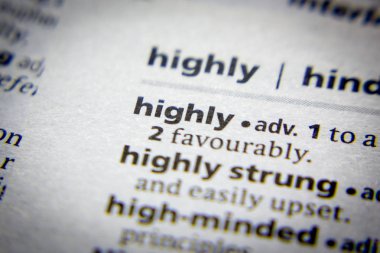 Sözlükte Yüksek Sözcük veya tümcecik.