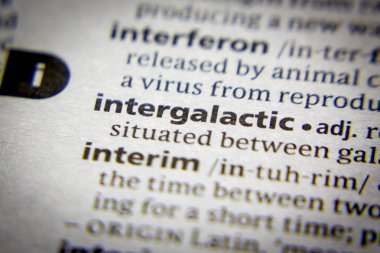 Sözlükte Sözcük veya tümcecik Galaksiler arası.