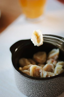 Çatal üzerinde et hamur tatlısı