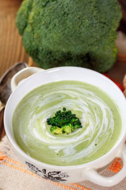 Beyaz bir kase içinde güzel vejetaryen brokoli çorbası.