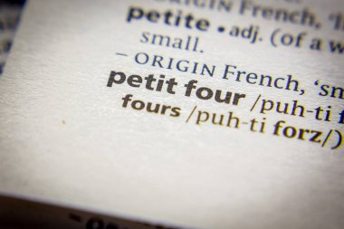 Sözlükte kelime veya ifade Petit dört.