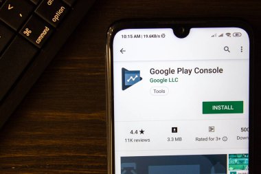İvanovsk, Rusya-21 Temmuz 2019: Google Play Console uygulaması akıllı telefonun ekranında.