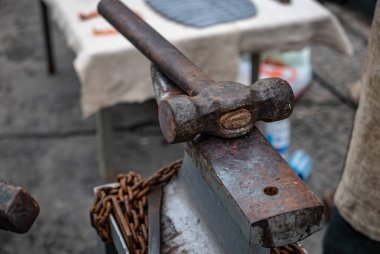 Örs demirci ekipmanında metal çekiç.