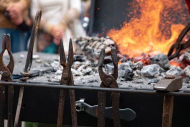 Demirci ve demirci şömine üzerinde demirhane ekipmanları