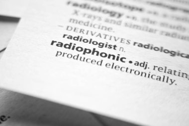 Sözlükte Sözcük veya tümcecik Radyofonik.