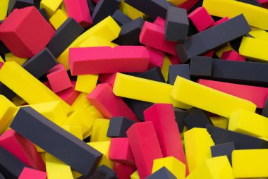 Sarı kırmızı ve siyah küpler ile dolu çocuk oyun merkezinde Havuz