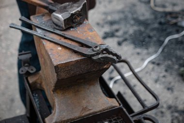 Örs üzerinde metal maşa - demirci ekipmanları