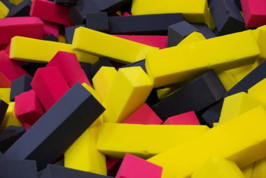 Sarı kırmızı ve siyah küpler ile dolu çocuk oyun merkezinde Havuz