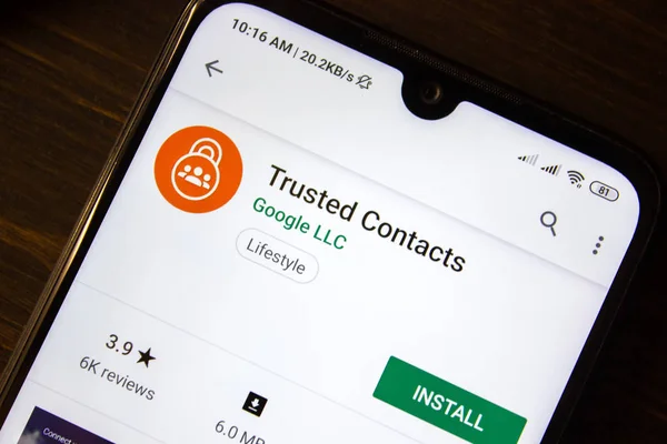 Ивановск, Россия - 21 июля 2019 года: Приложение Trusted Contacts на дисплее смартфона . — стоковое фото