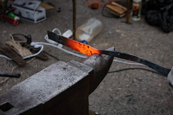 アンビルの赤い熱い金属の細部 — ストック写真