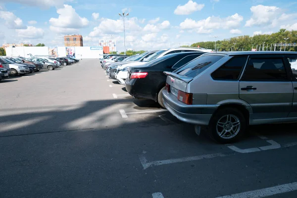 Ryazan, Rusia - 27 Juli 2019: Parkir mobil di dekat mal — Stok Foto