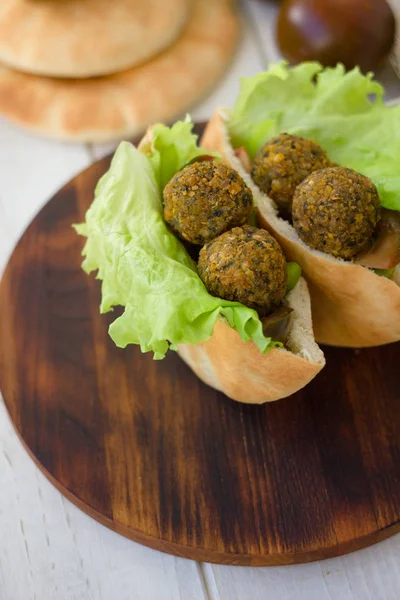 Falafel-Bällchen mit Salat und Pita. — Stockfoto