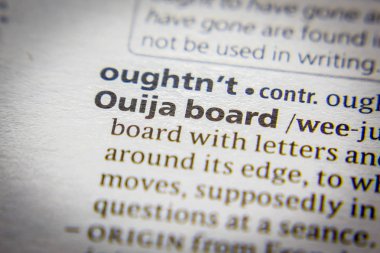 Sözlükte kelime veya ifade Ouija tahtası.
