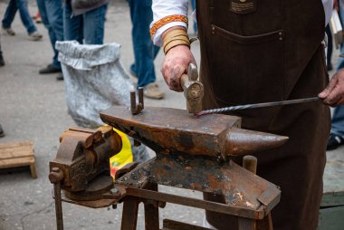 Ryazan, Rusya - 27 Temmuz 2019: Sokak festivalinde çekiçle demirci.