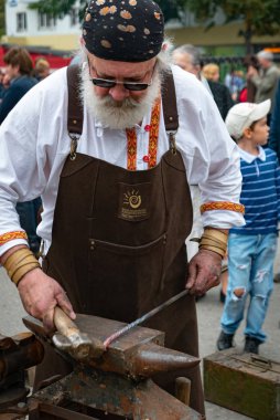 Ryazan, Rusya - 27 Temmuz 2019: Sokak festivalinde çekiçle demirci.