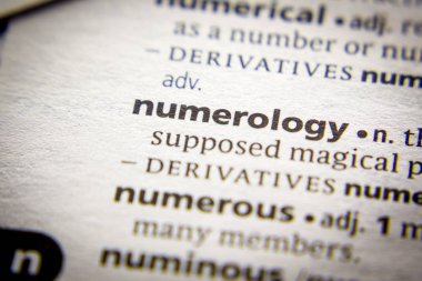 Sözlükteki sözcük veya tümcecik Numerolojisi.