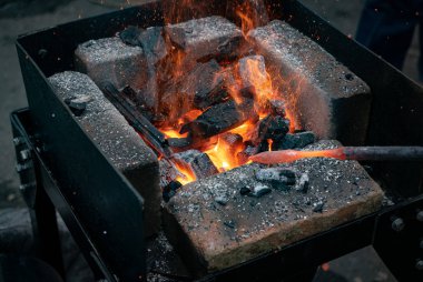 Demir şöminedeki metal çubuk kırmızı-sıcak oldu