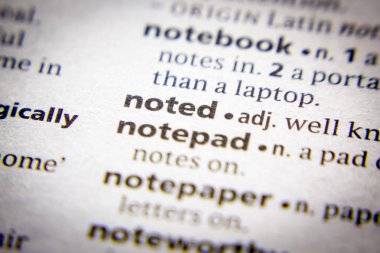 Sözlükte belirtilen sözcük veya tümcecik.