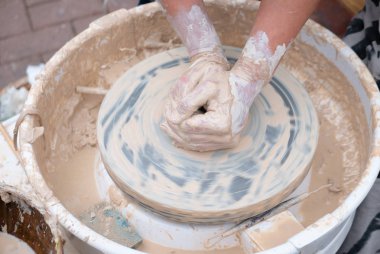 Çömlek çili tekerleğinde kil oluşturan çömlekçi