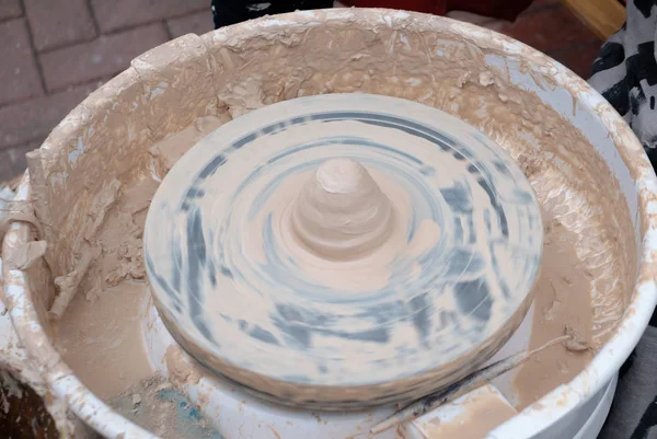 Cono de arcilla en la rueda de cerámica listo para formar —  Fotos de Stock