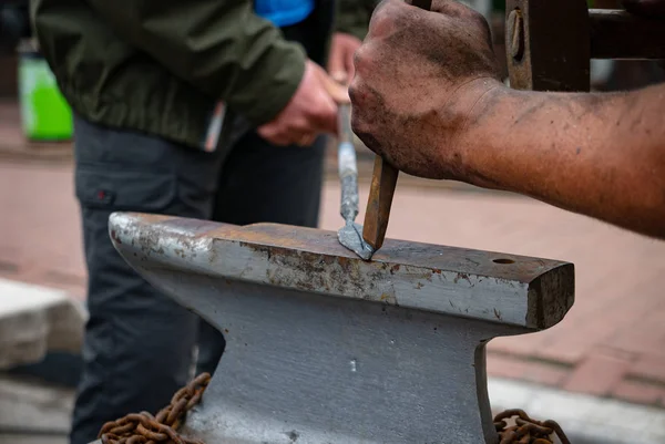 Demirci örste metalle çalışır.