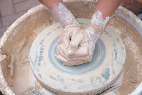 Гончар образует глину на гончарном круге — стоковое фото