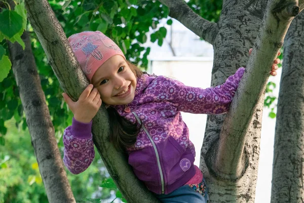 Little girl on the tree — Stock Photo, Image