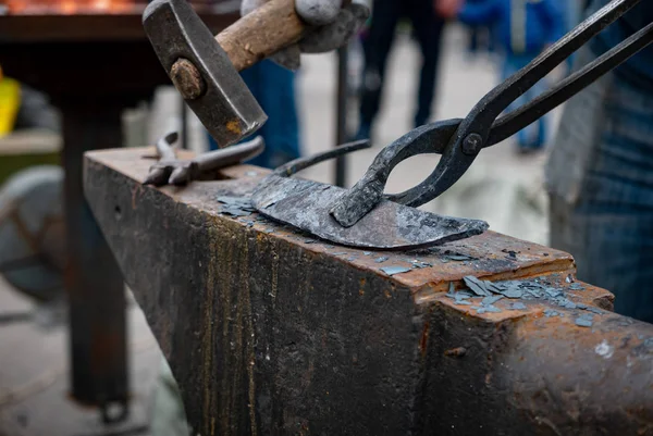 Demirci bir çekiç ile metal detay dokunarak