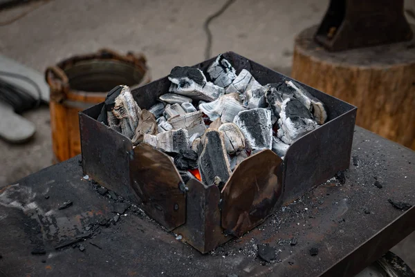 Lareira forja preenchida por carvão vermelho-quente — Fotografia de Stock