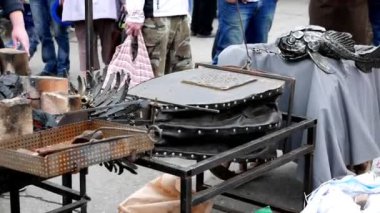 Şehir meydanındaki nalbant sokak festivalinin yakın çekim görüntüleri.