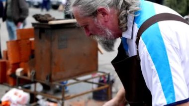 Şehir meydanındaki nalbant sokak festivalinin yakın çekim görüntüleri.