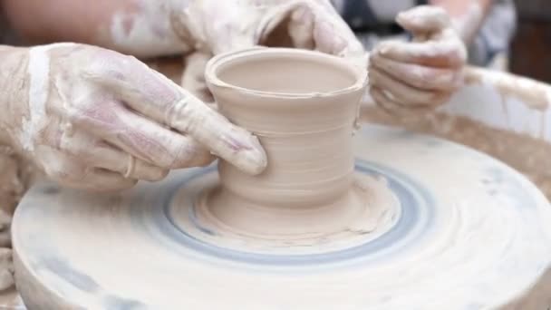 土器の車輪の上に粘土を形成する人の映像 — ストック動画