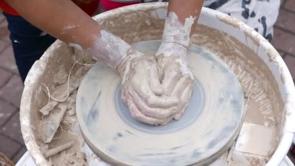 陶瓷轮上形成粘土的人的镜头 — 图库视频影像