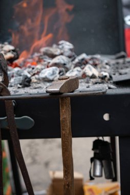 Demirci ve demirci şömine üzerinde demirhane ekipmanları