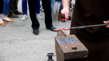 Şehir meydanındaki nalbant sokak festivalinin yakın çekim görüntüleri.