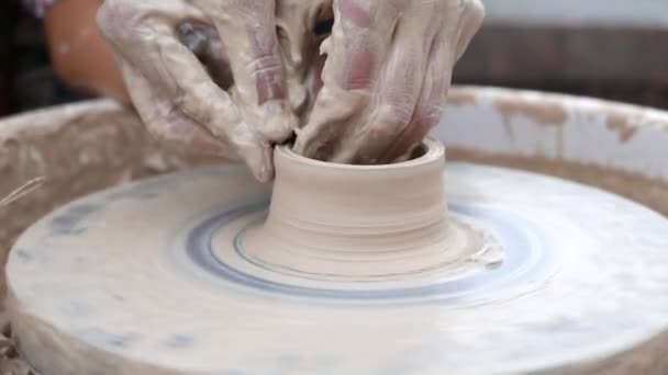 陶瓷轮上形成粘土的人的镜头 — 图库视频影像