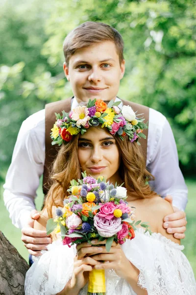 Glückliche Braut und Bräutigam Gesichter bei Hochzeitsfeier im Freien. — Stockfoto