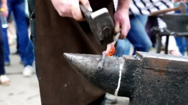Şehir meydanındaki nalbant sokak festivalinin yakın çekim görüntüleri.