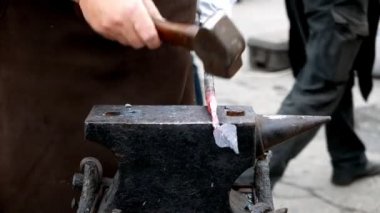 Şehir meydanındaki nalbant sokak festivalinin yakın çekim görüntüleri.