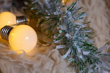 Noel süsleri beyaz bir halıda