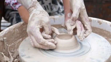 Çömlek çarkında kil oluşturan kişinin görüntüleri..