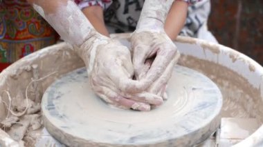 Çömlek çarkında kil oluşturan kişinin görüntüleri..