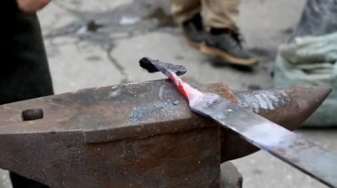 Şehir meydanındaki nalbant sokak festivalinin yakın çekim görüntüleri.