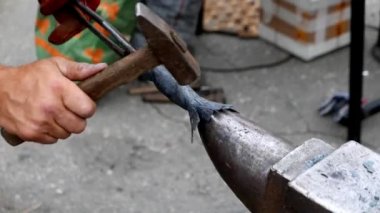 Şehir meydanındaki nalbant sokak festivalinin yakın çekim görüntüleri.