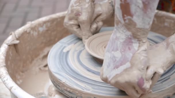 Filmato Persona Che Forma Argilla Sulla Ruota Della Ceramica — Video Stock